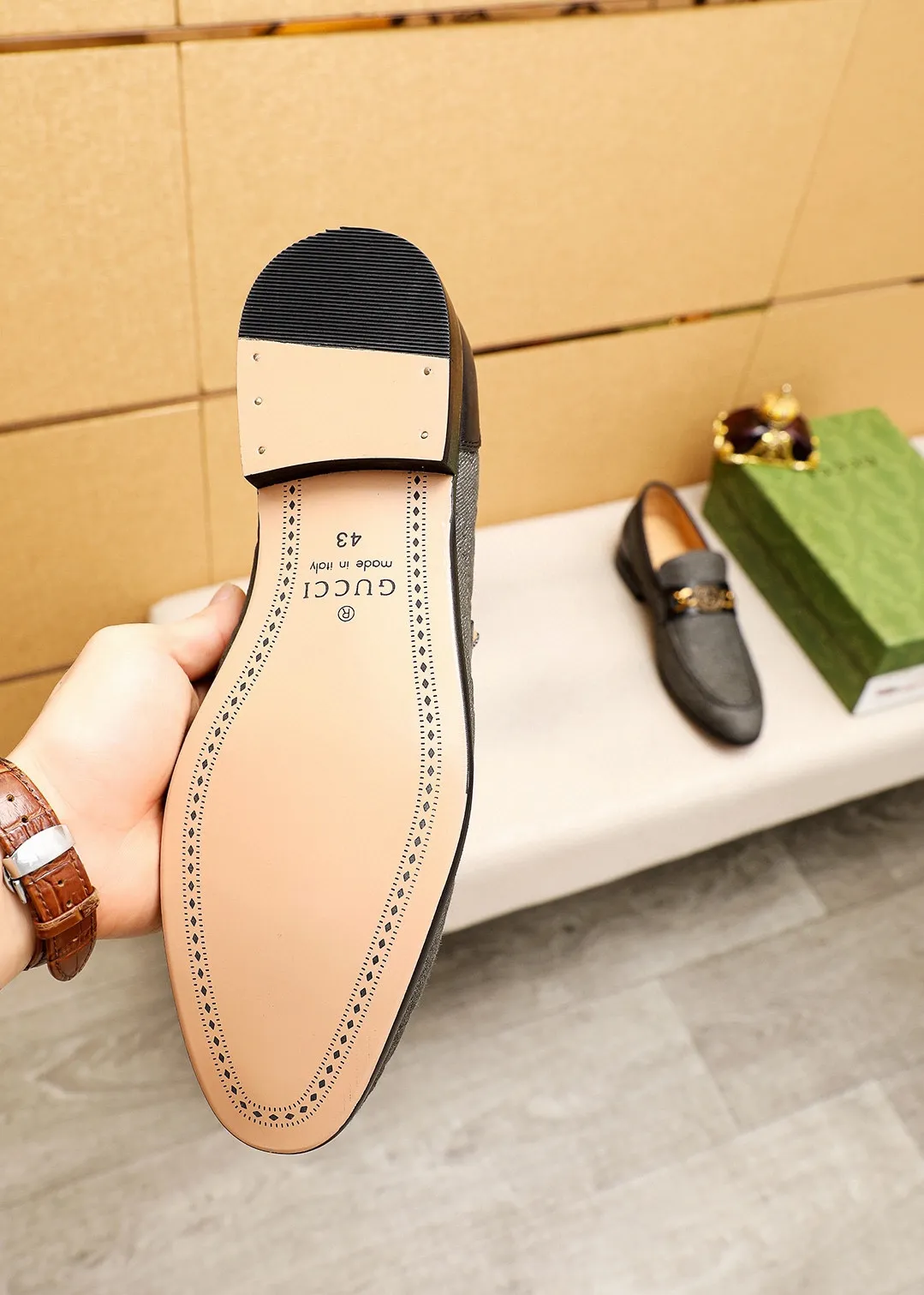 Men's shoes 💰462 💐 Product trademark: GUCCI "Gucci" casual leather shoes Regular size: 38-44 (45.46.47🉑️Customized) Product materials: Selected imported first-layer fabric upper + luxury hardware buckle, imported cowhide leather lining. Strong three-dimensional visual effect, original outsole Color: 3⃣️colors available